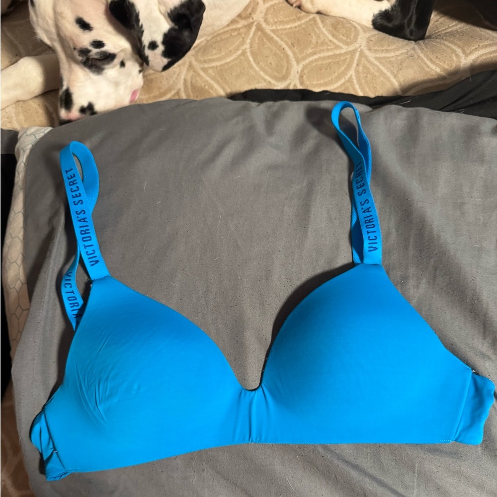 4 VS Pink Bras, way too small for me